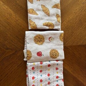 Williams Sonoma No Kid Hungry Croissant Apple Pie and Apples Tea Towel White Set